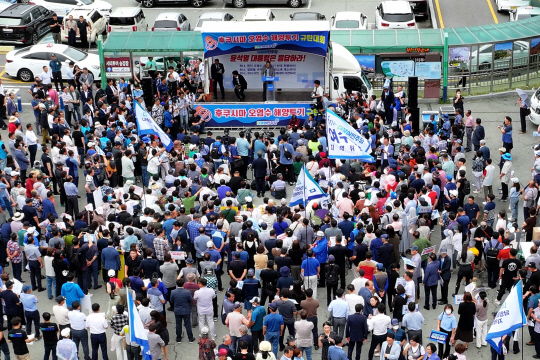 30일 전남 목포역 광장에서 더불어민주당 주최로 '일본 후쿠시마 원전 오염수 해양투기 규탄대회'가 열리고 있다. 연합뉴스.